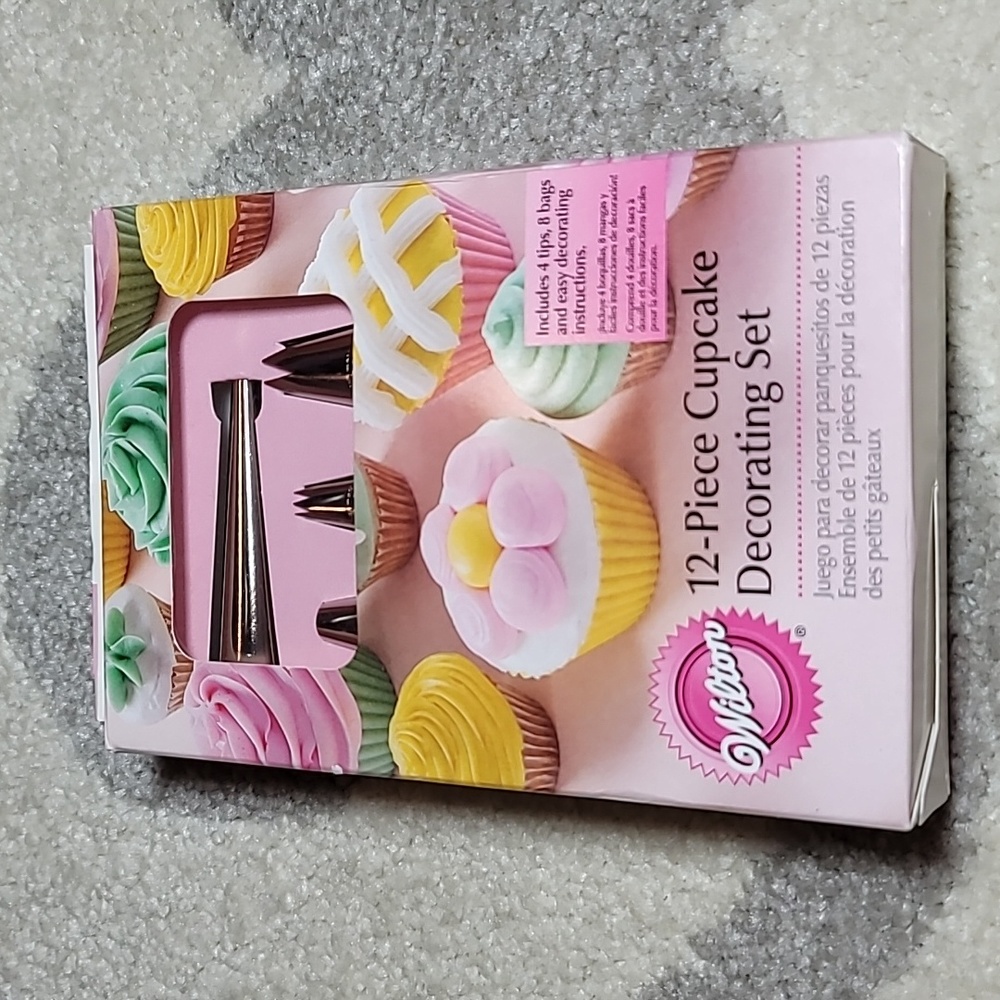 Wilton 12-piece Cupcake Decorating Set NIB open, tips & piping bags
